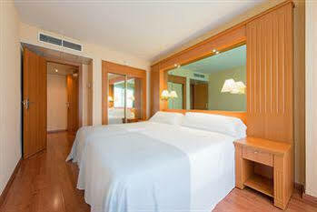 Tryp Sevilla Macarena Hotel Exterior foto